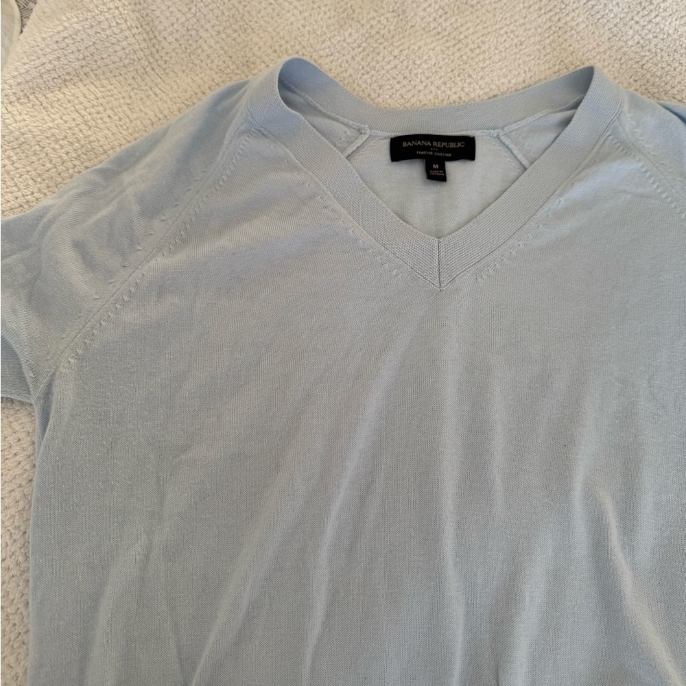 Banana Republic Men's Sky Blue V-Neck Tee